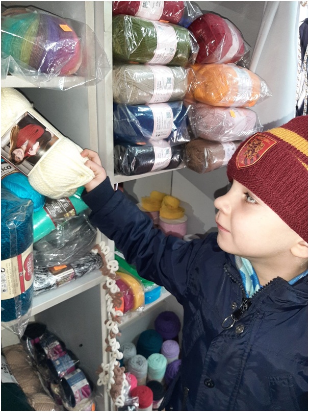 Przedszkolak w pasmanteri wybiera materiał