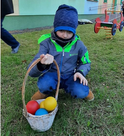 Przedszkolak szuka piłeczek