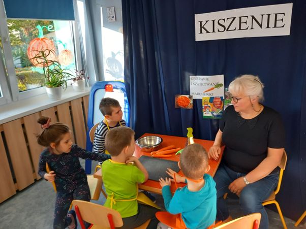 dzieci przygotowują produkty do kiszenia
