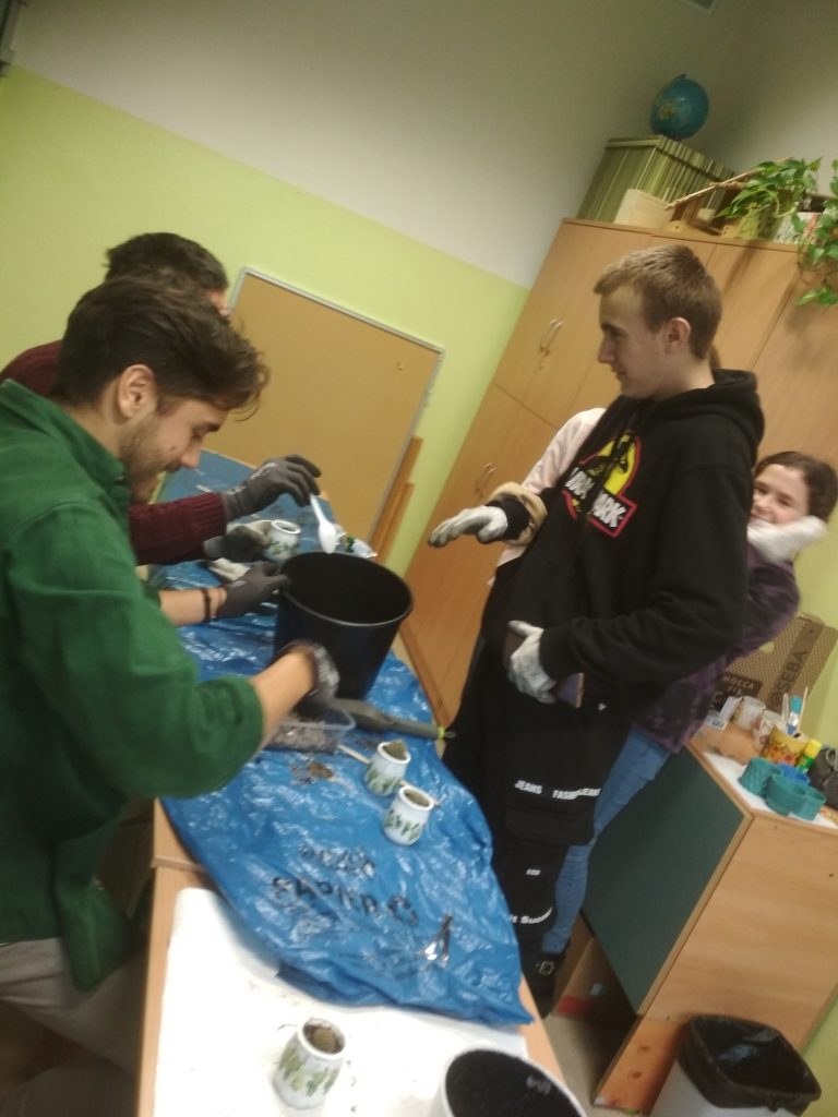 goście z zagranicy na zajęciach hortiterapii