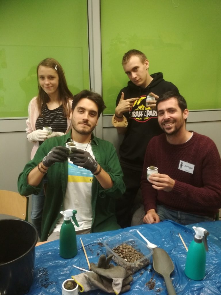 goście z zagranicy na zajęciach hortiterapii