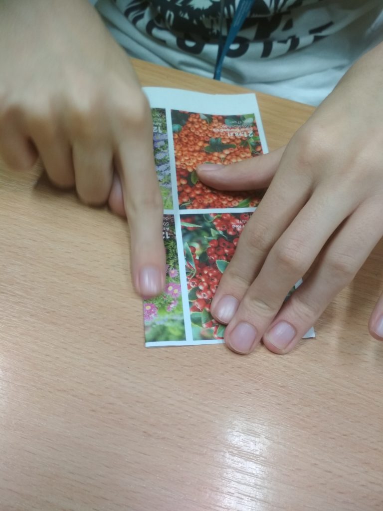 uczeń robi ozdobną torebkę papierową krok 2