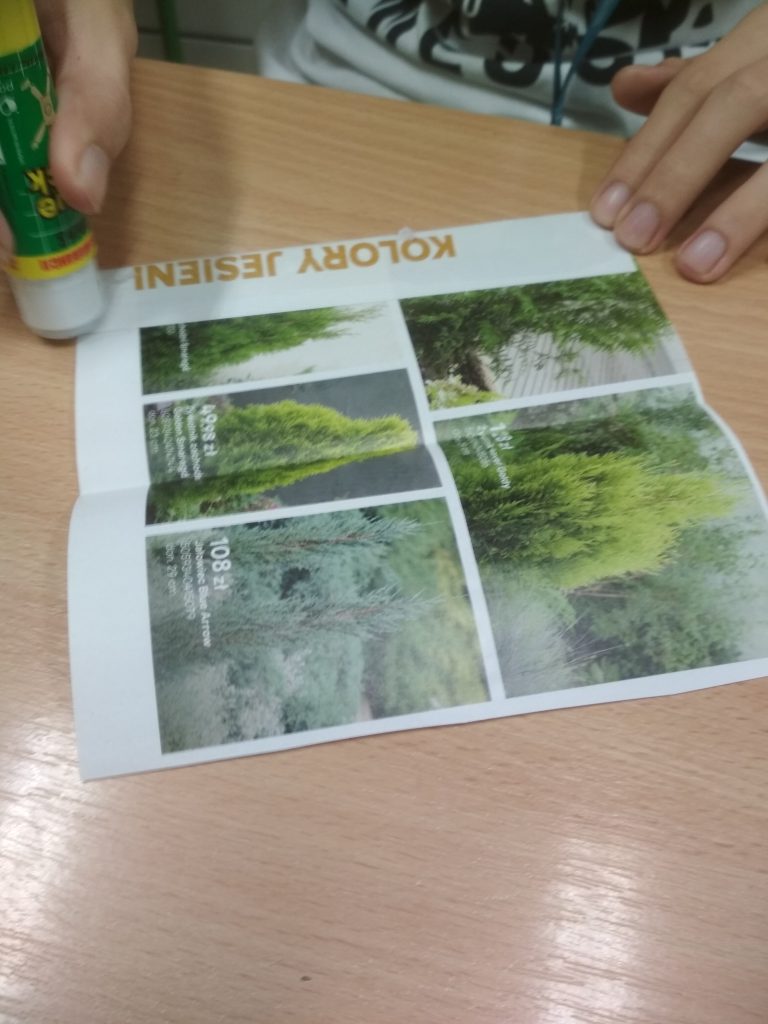 uczeń robi ozdobną torebkę papierową krok 1