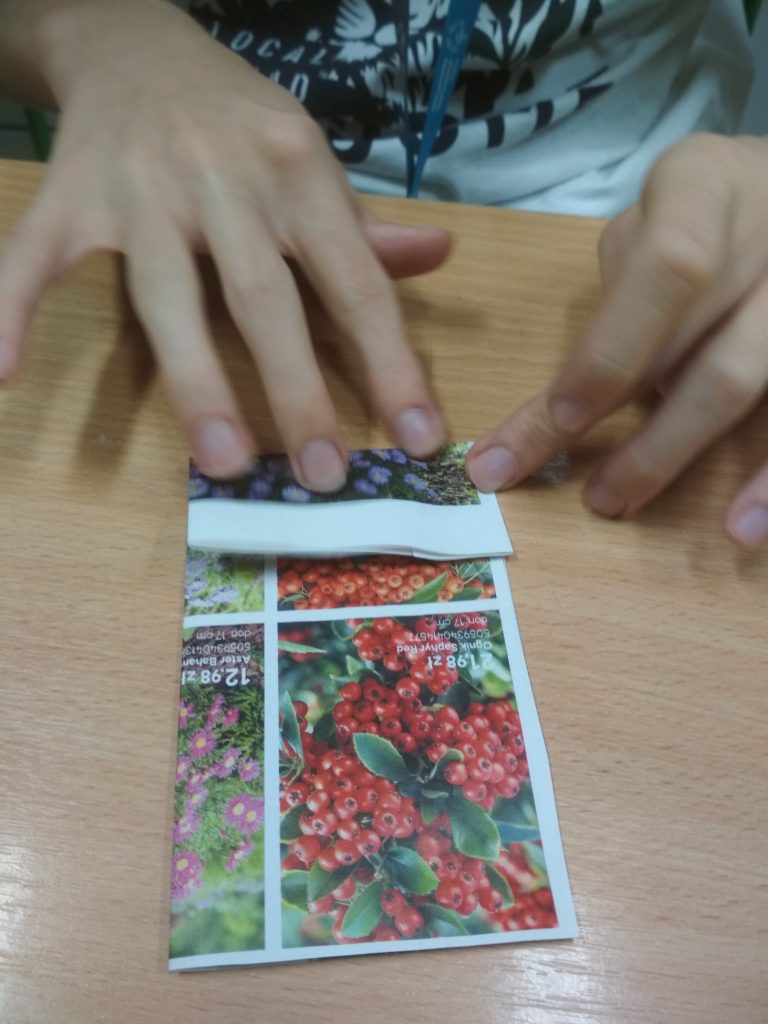 uczeń robi ozdobną torebkę papierową krok 3