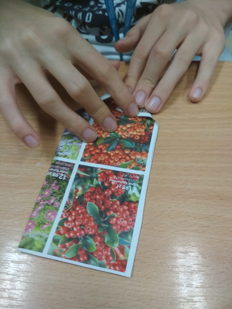 uczeń robi ozdobną torebkę papierową krok 4