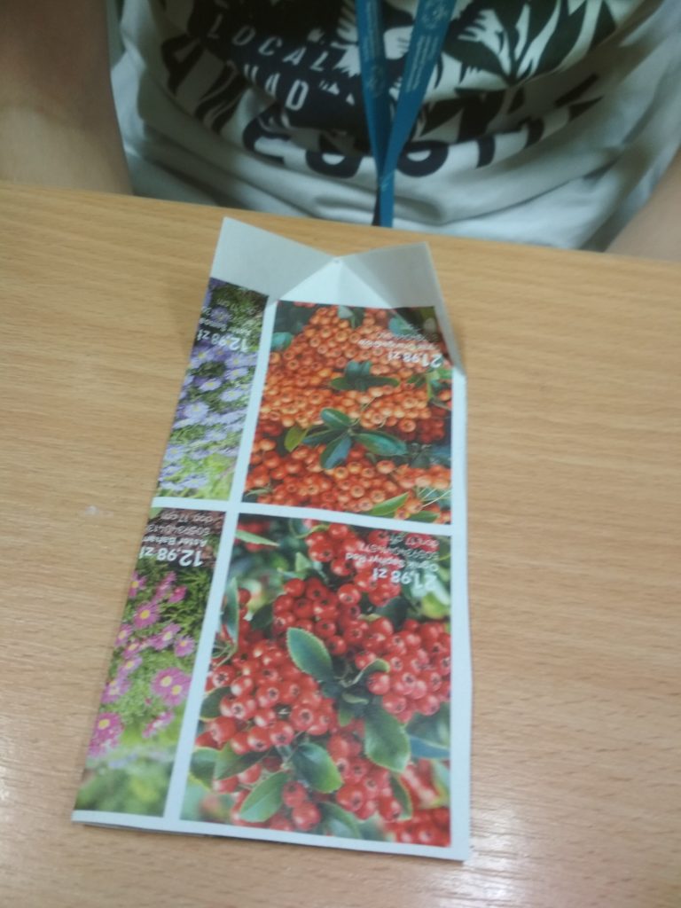 uczeń robi ozdobną torebkę papierową krok 5