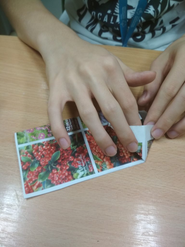 uczeń robi ozdobną torebkę papierową krok 6