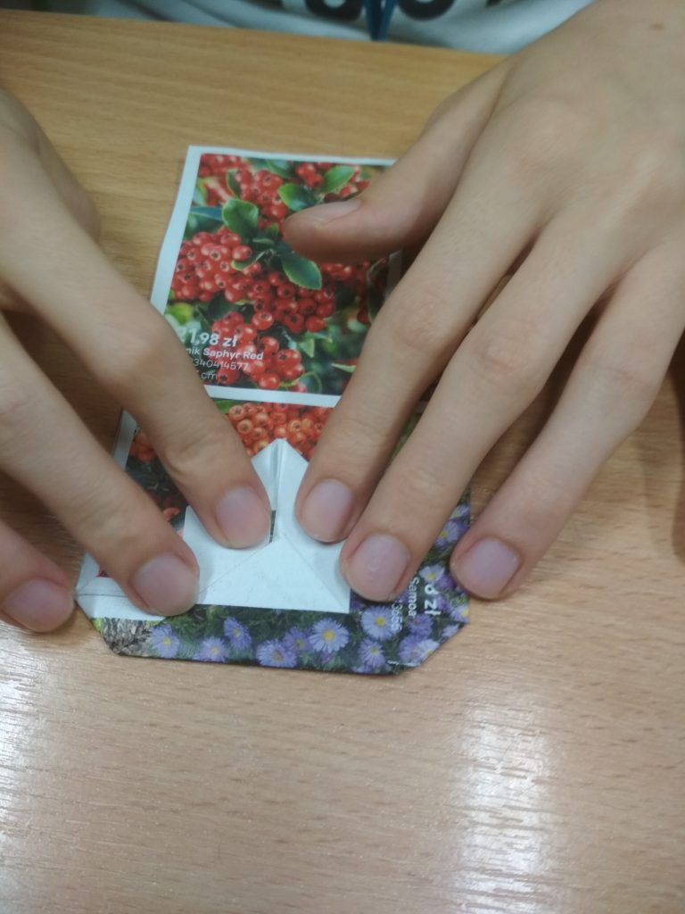 uczeń robi ozdobną torebkę papierową krok 7