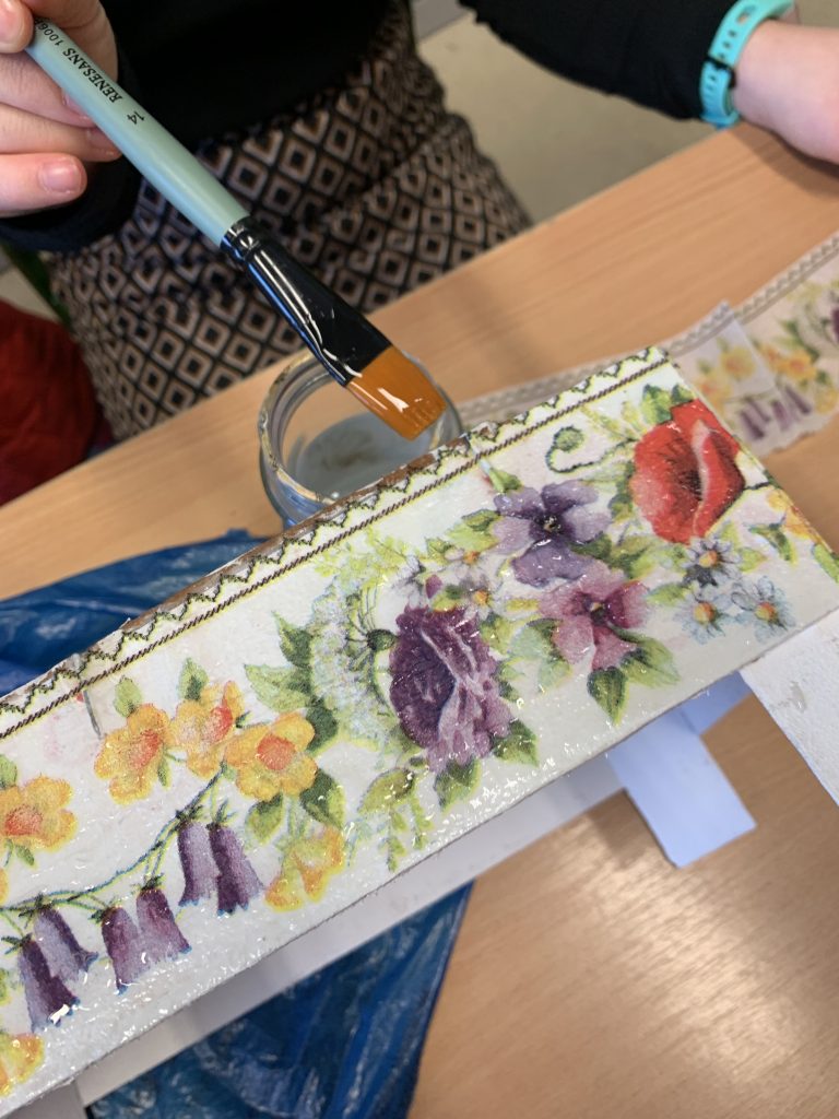 skrzynka po owocach ozdabiana techniką decoupage