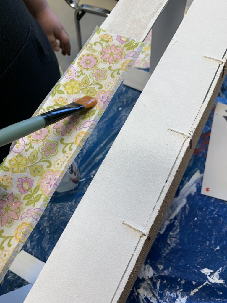 skrzynka po owocach ozdabiana techniką decoupage