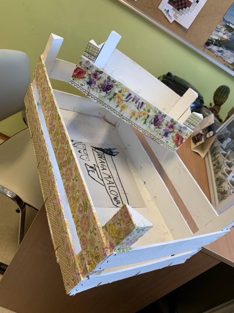 skrzynka po owocach ozdabiana techniką decoupage