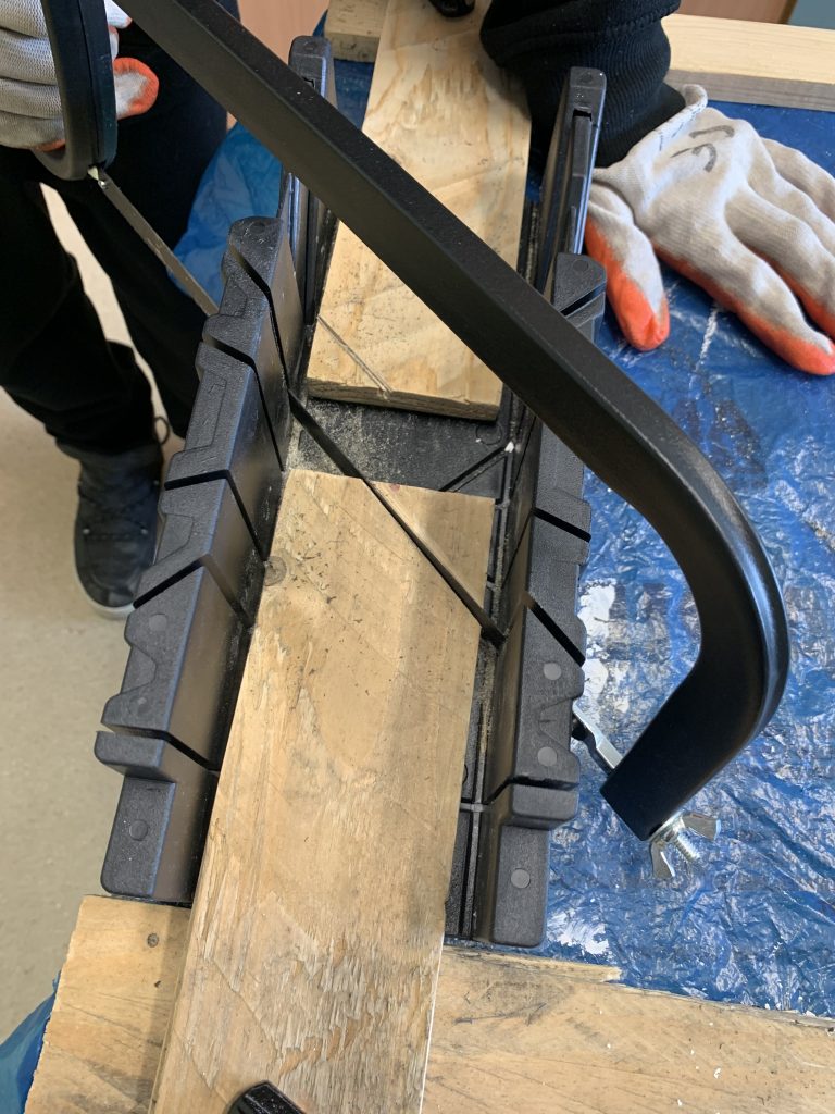 uczniowie przygotowują elementy do mini ogrodzenia