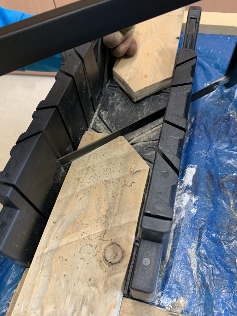 uczniowie przygotowują elementy do mini ogrodzenia