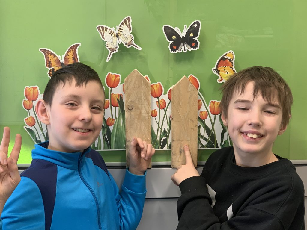 uczniowie dumni z dobrze i bezpiecznie wykonanej pracy