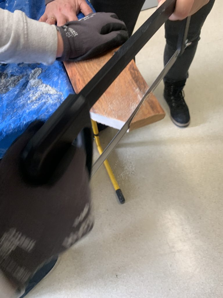 uczniowie przygotowują elementy do mini ogrodzenia