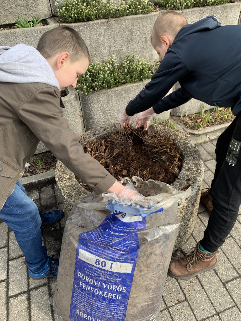 Uczniowie na warsztatach z pracownikami Zieleni Miejskiej