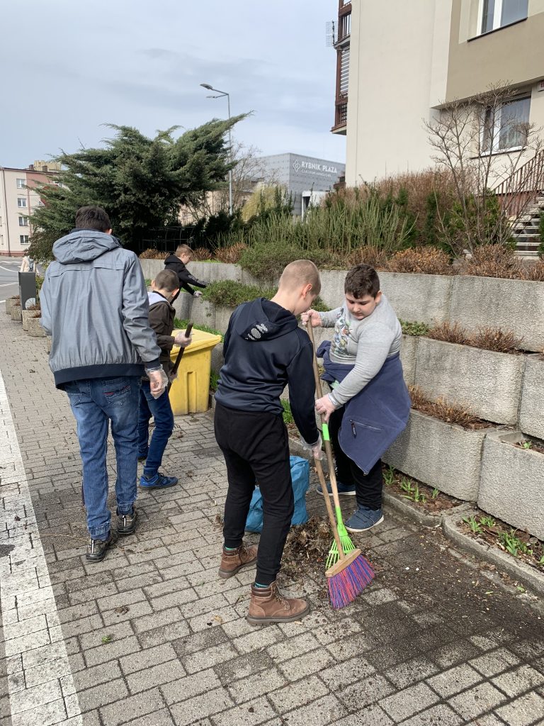 Uczniowie na warsztatach z pracownikami Zieleni Miejskiej