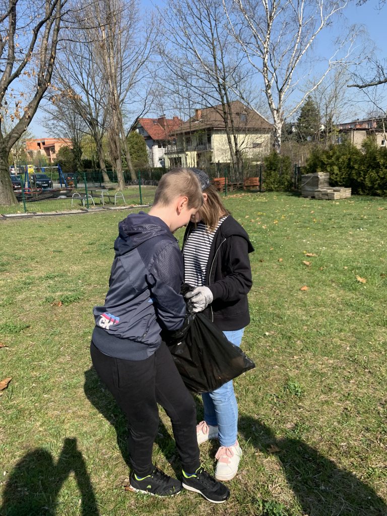 uczniowie sprzątają teren szkoły
