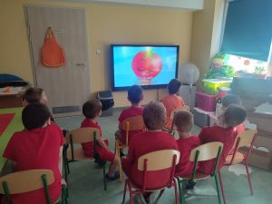 Dzieci siedzą na krzesełku