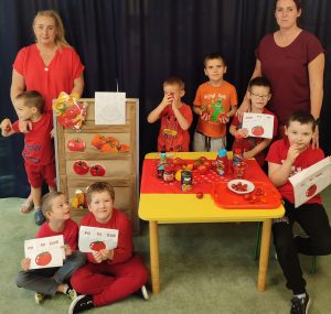 Dzieci ubrane na czerwono