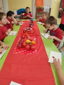 Dzieci smakują ketchup