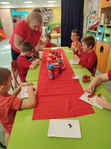 Dzieci siedzą przy stoliku