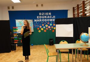 Nauczyciel zapowiada przedstawienie