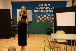 Nauczyciel zapowiada przedsawienie