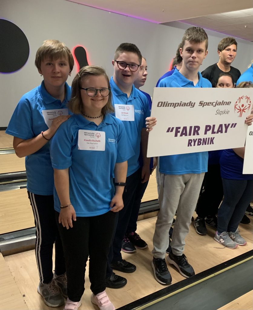 uczniowie na turnieju bowlingowym