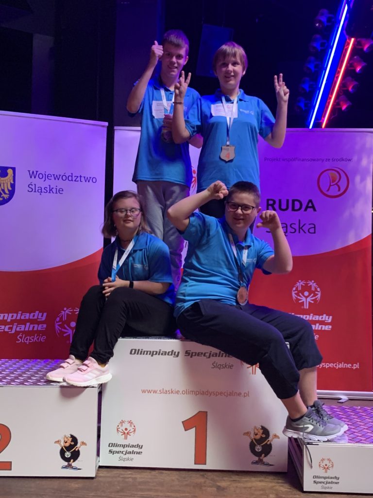 uczniowie na turnieju bowlingowym