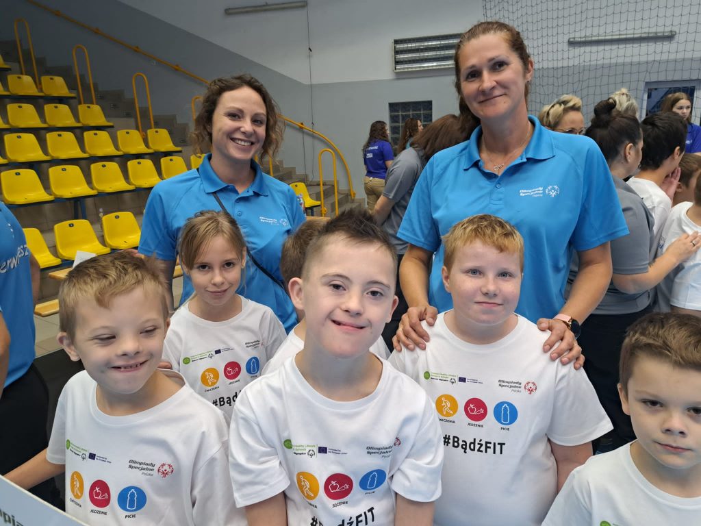 uczniowie na spotkaniu młodych sportowców olimpiad specjalnych