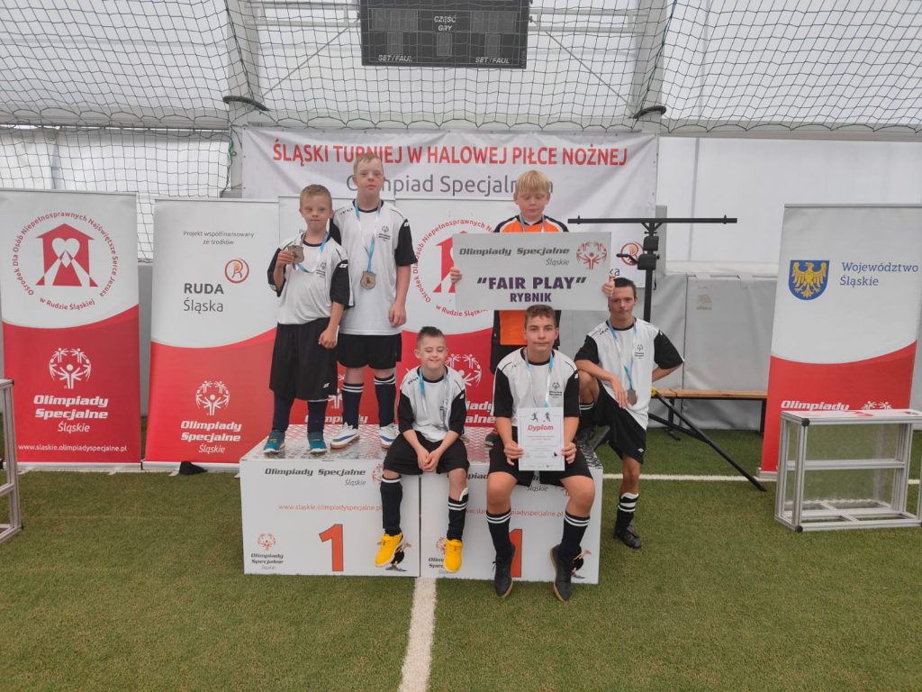 uczniowie na zawodach Olimpiad Specjalnych