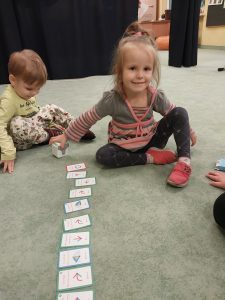 Dziewczynka koduje czynności które ma wykonać "słoń"3