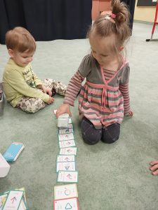 Dziewczynka koduje czynności które ma wykonać "słoń"2