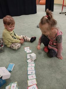 Dziewczynka koduje czynności które ma wykonać "słoń"