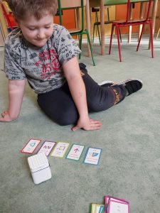 Chłopczyk obserwuje ruchy robota