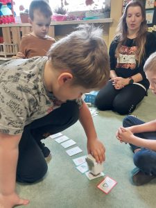 Chłopczyk koduje robota