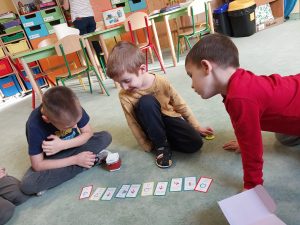 Dzieci układają karty do kodowania i kodują "słonia"