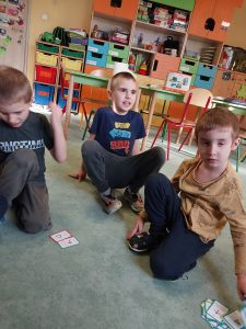 Dzieci układają karty do kodowania