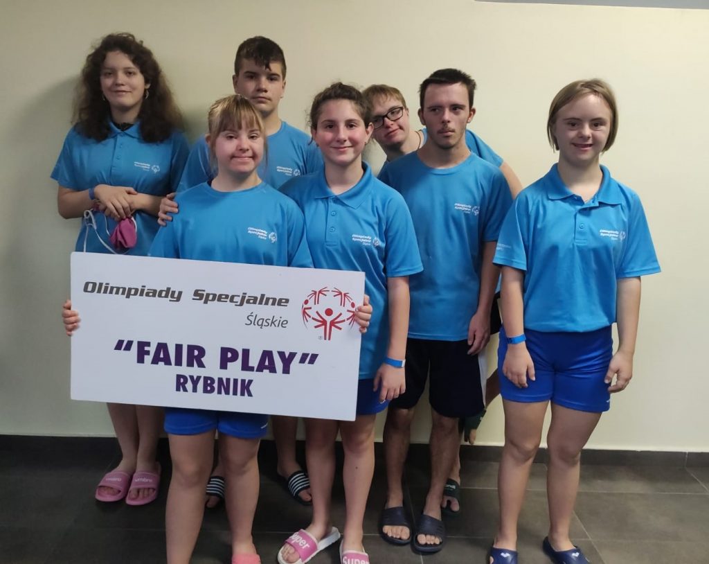 uczniowie biorą udział w XXX Mityngu Pływackim Olimpiad Specjalnych.