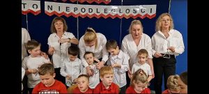 Dzieci grają na instrumentach