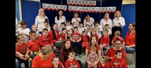 Dzieci i nauczycielki śpiewają patriotyczną piosenkę