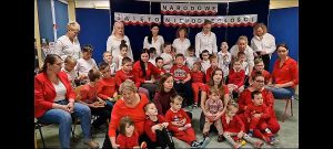 Dzieci i nauczycielki śpiewają patriotyczną piosenkę