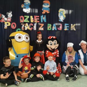 Dzieci z postaciami z bajek7