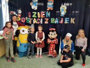 Dzieci z postaciami z bajek8