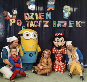 Dzieci z postaciami z bajek6