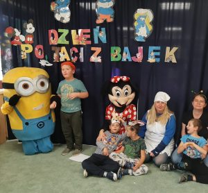 Dzieci z postaciami z bajek5