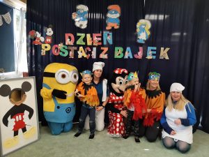 Dzieci z postaciami z bajek3