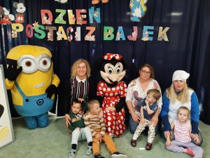 Dzieci z postaciami z bajek2