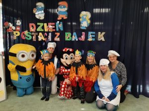 Dzieci z postaciami z bajek